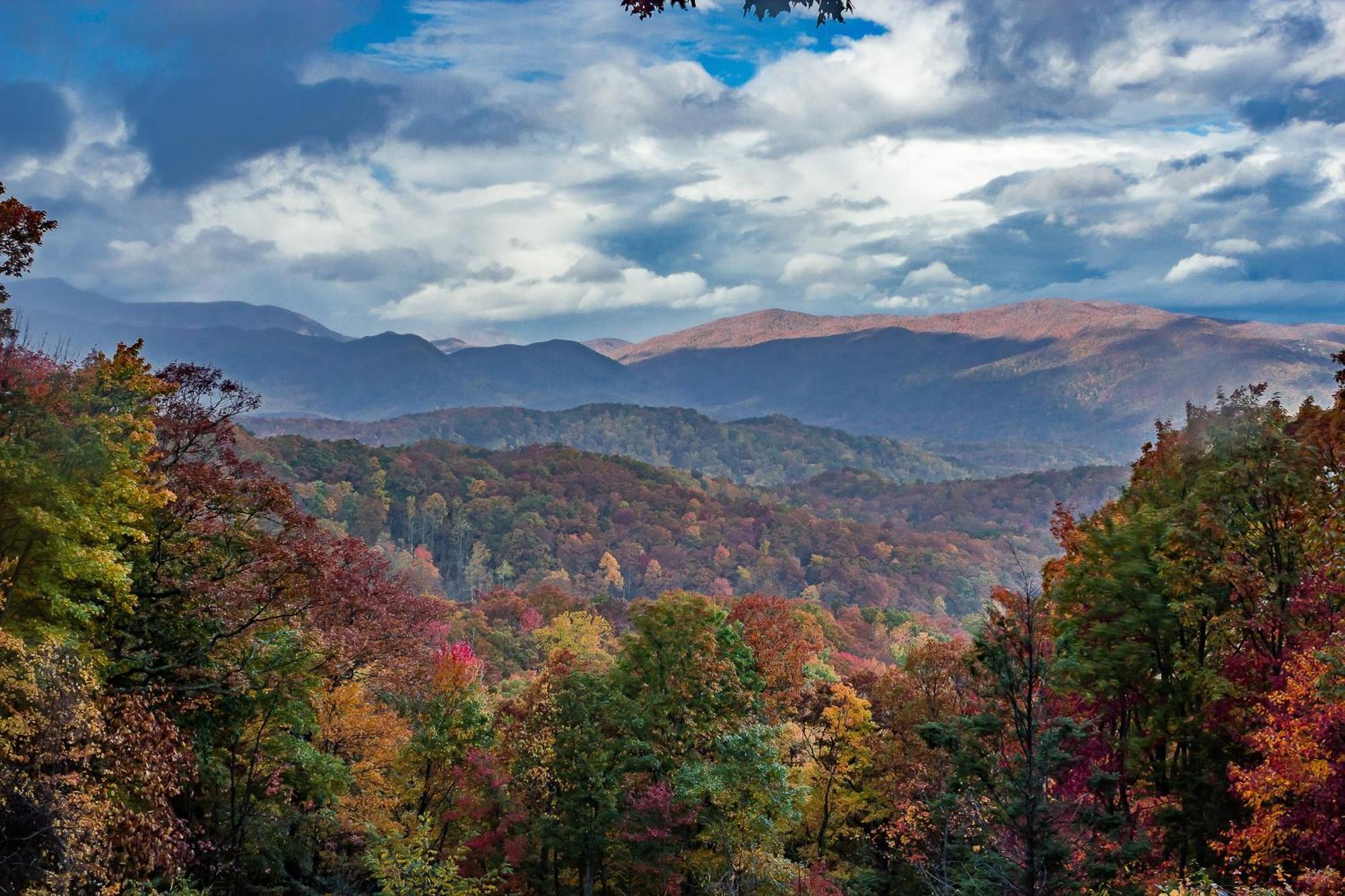 And Play At The Ryland: Private Game & Community Pool Retreat Gatlinburg