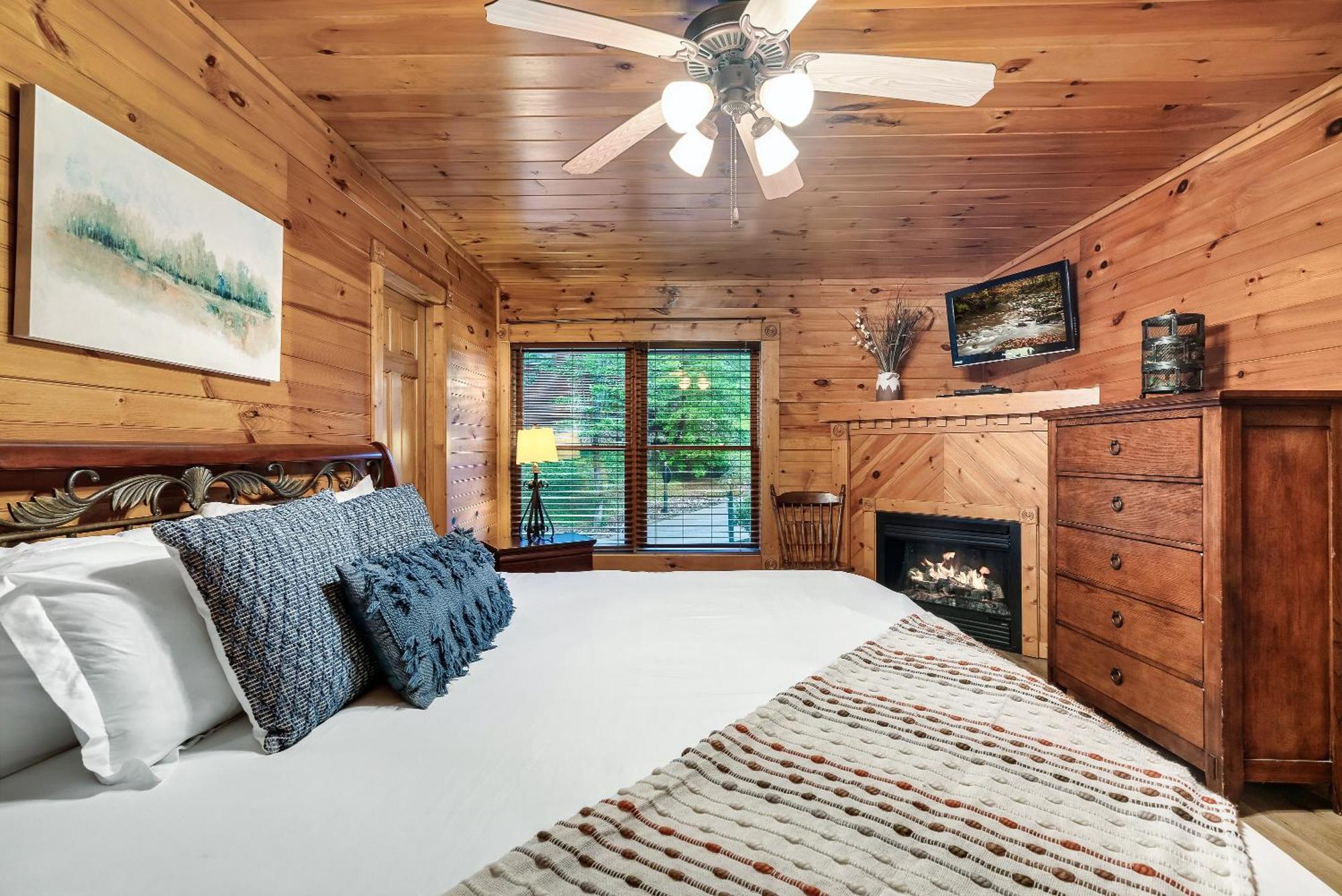 And Play At The Ryland: Private Game & Community Pool Retreat Gatlinburg