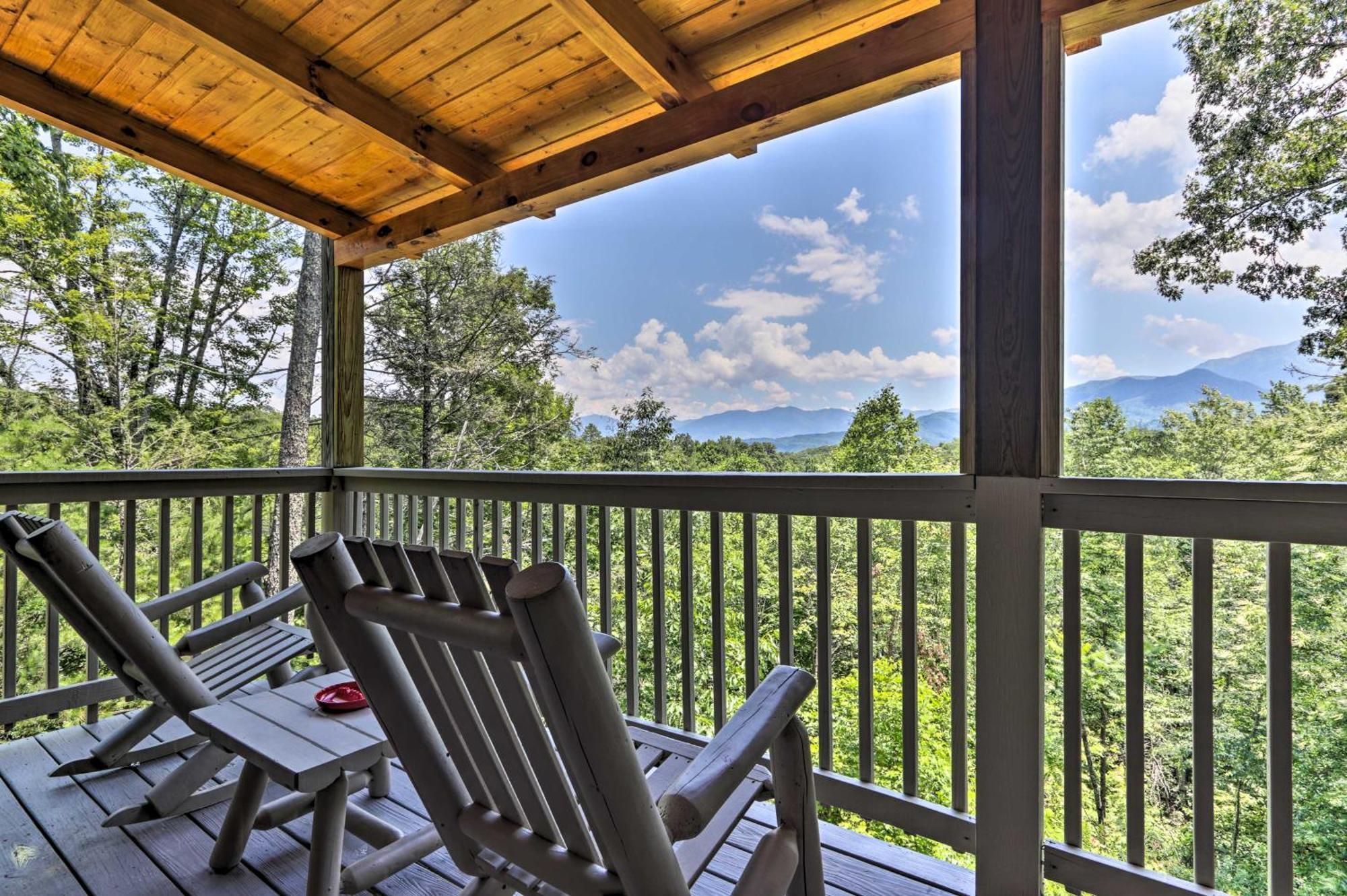 With Pool Table And Hot Tub! Gatlinburg