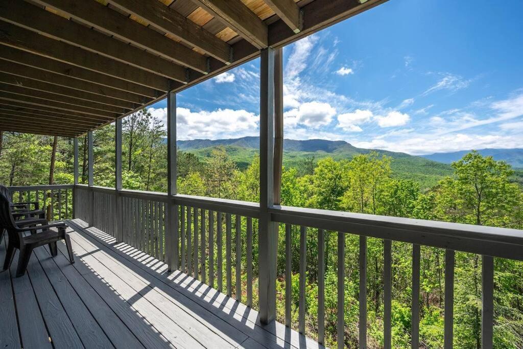Holiday home Access To 3 Pools & Pickleball! View! Shuffleboard! Arcade! Hot Tub! Gatlinburg
