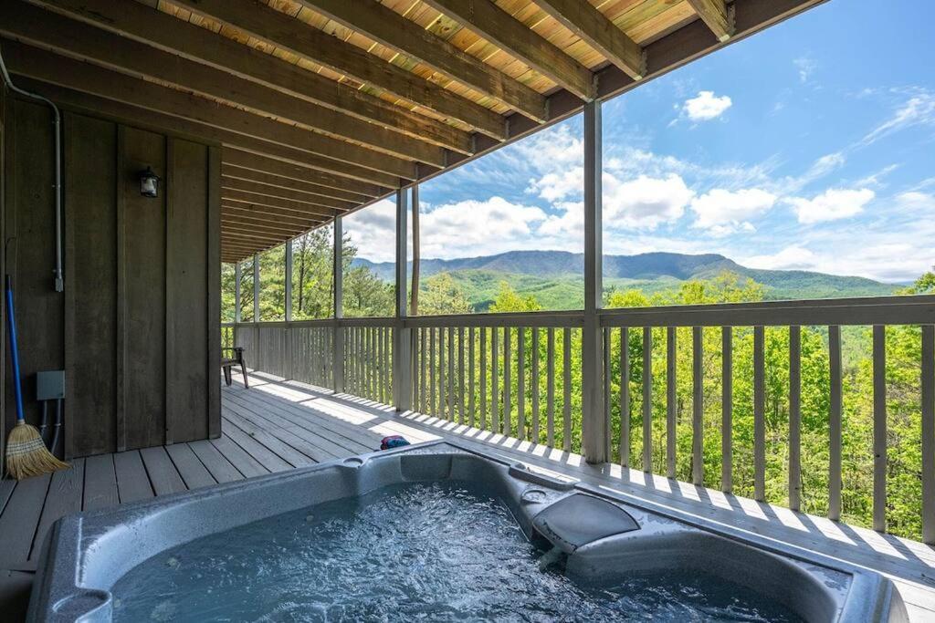 Holiday home Access To 3 Pools & Pickleball! View! Shuffleboard! Arcade! Hot Tub!