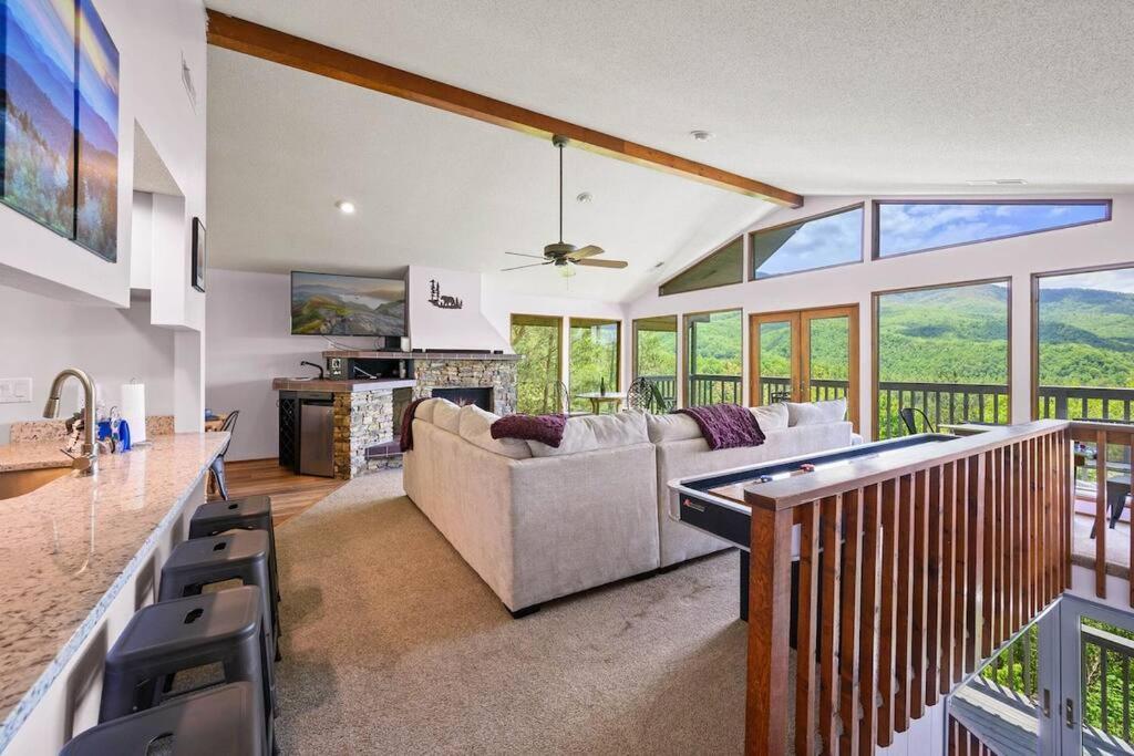 Access To 3 Pools & Pickleball! View! Shuffleboard! Arcade! Hot Tub! * Gatlinburg