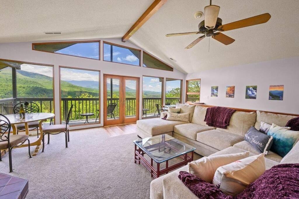 Holiday home Access To 3 Pools & Pickleball! View! Shuffleboard! Arcade! Hot Tub! Gatlinburg