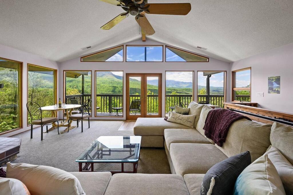 Access To 3 Pools & Pickleball! View! Shuffleboard! Arcade! Hot Tub! * Gatlinburg