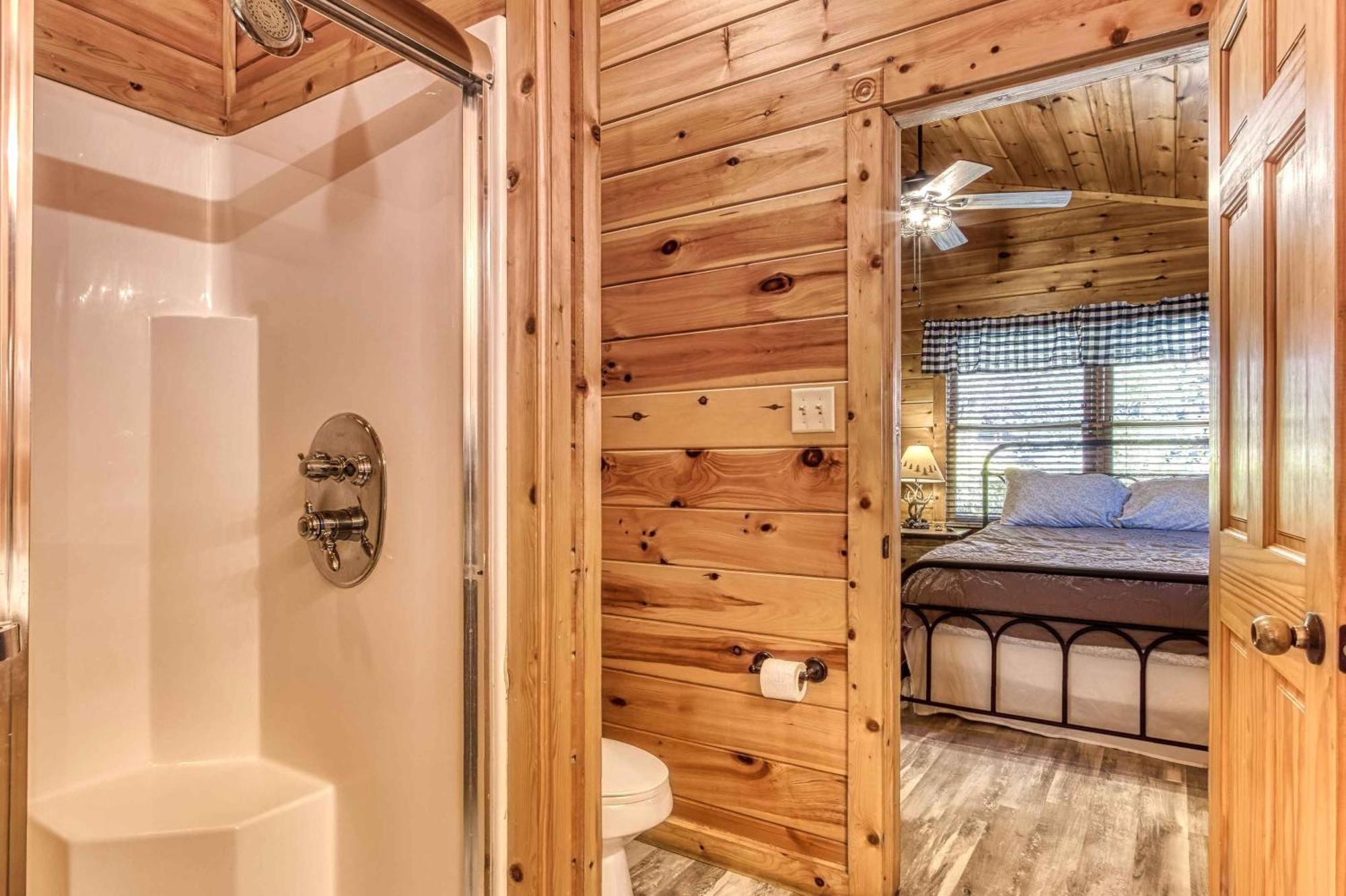 Dog Friendly, Romantic Mtn Getaway Hot Tub Pool Holiday home Gatlinburg