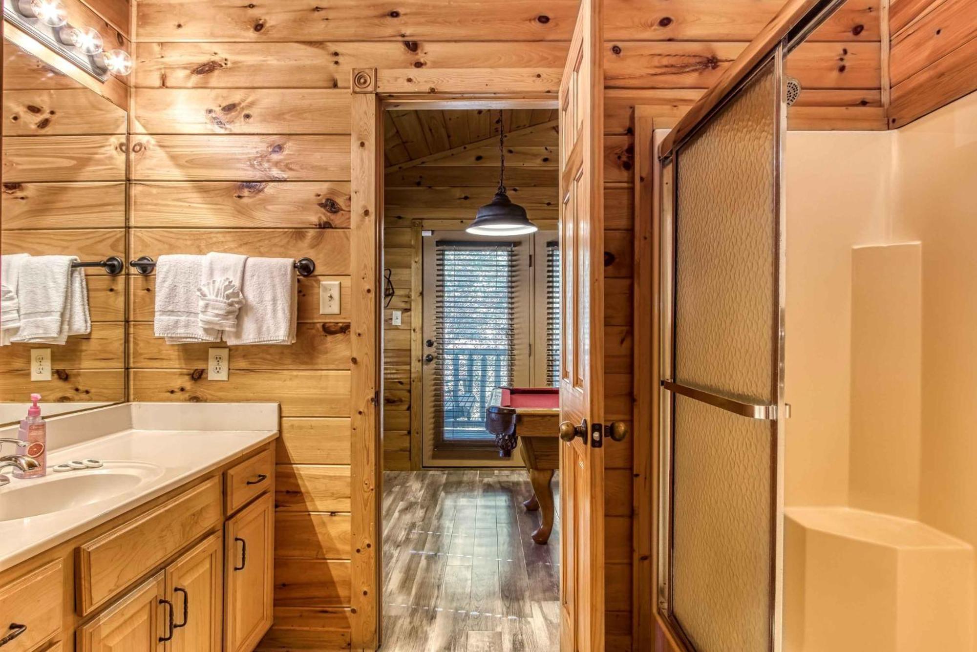 Dog Friendly, Romantic Mtn Getaway Hot Tub Pool *