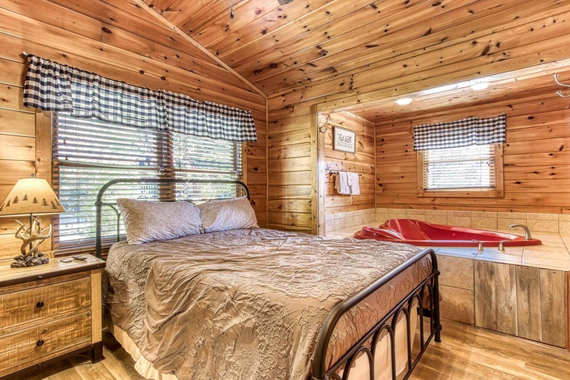 Dog Friendly, Romantic Mtn Getaway Hot Tub Pool Holiday home *