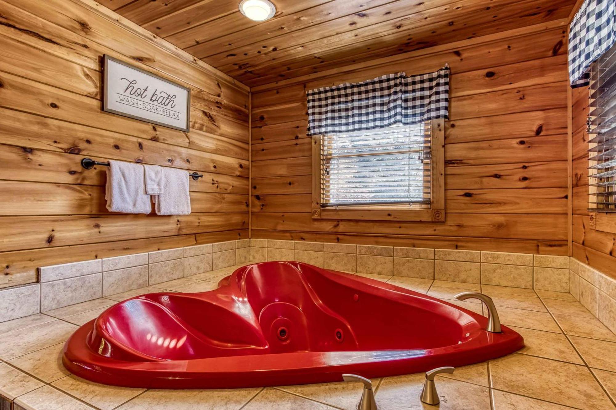 Dog Friendly, Romantic Mtn Getaway Hot Tub Pool Gatlinburg