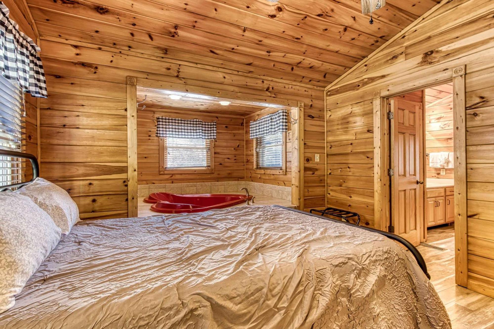 Dog Friendly, Romantic Mtn Getaway Hot Tub Pool Holiday home