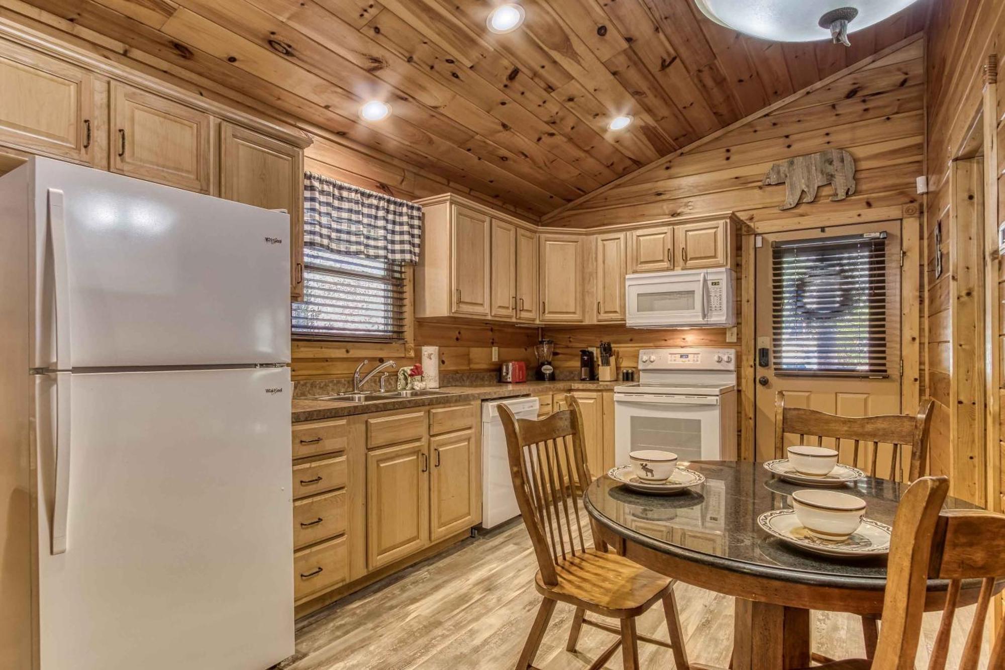 Dog Friendly, Romantic Mtn Getaway Hot Tub Pool