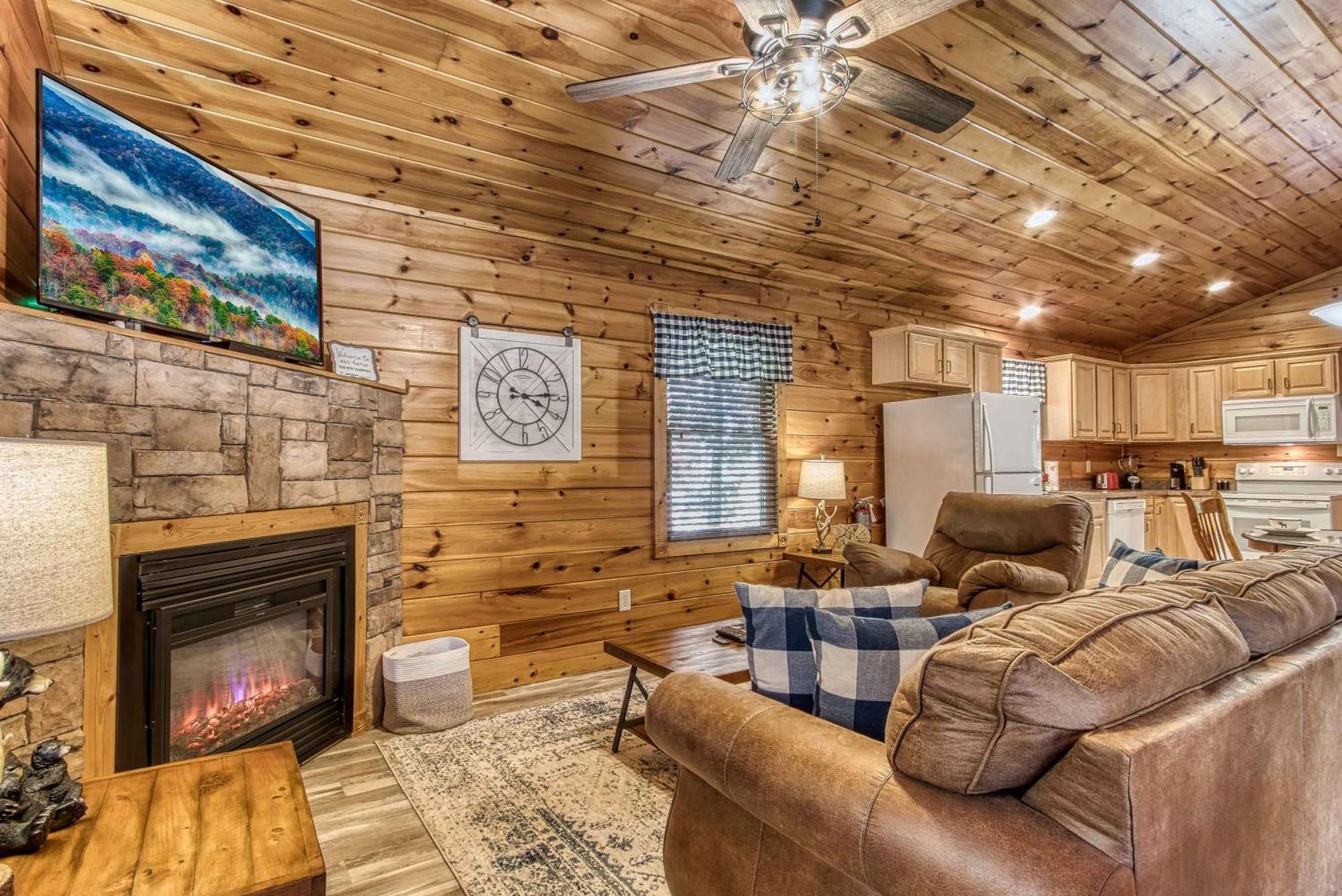 Dog Friendly, Romantic Mtn Getaway Hot Tub Pool *