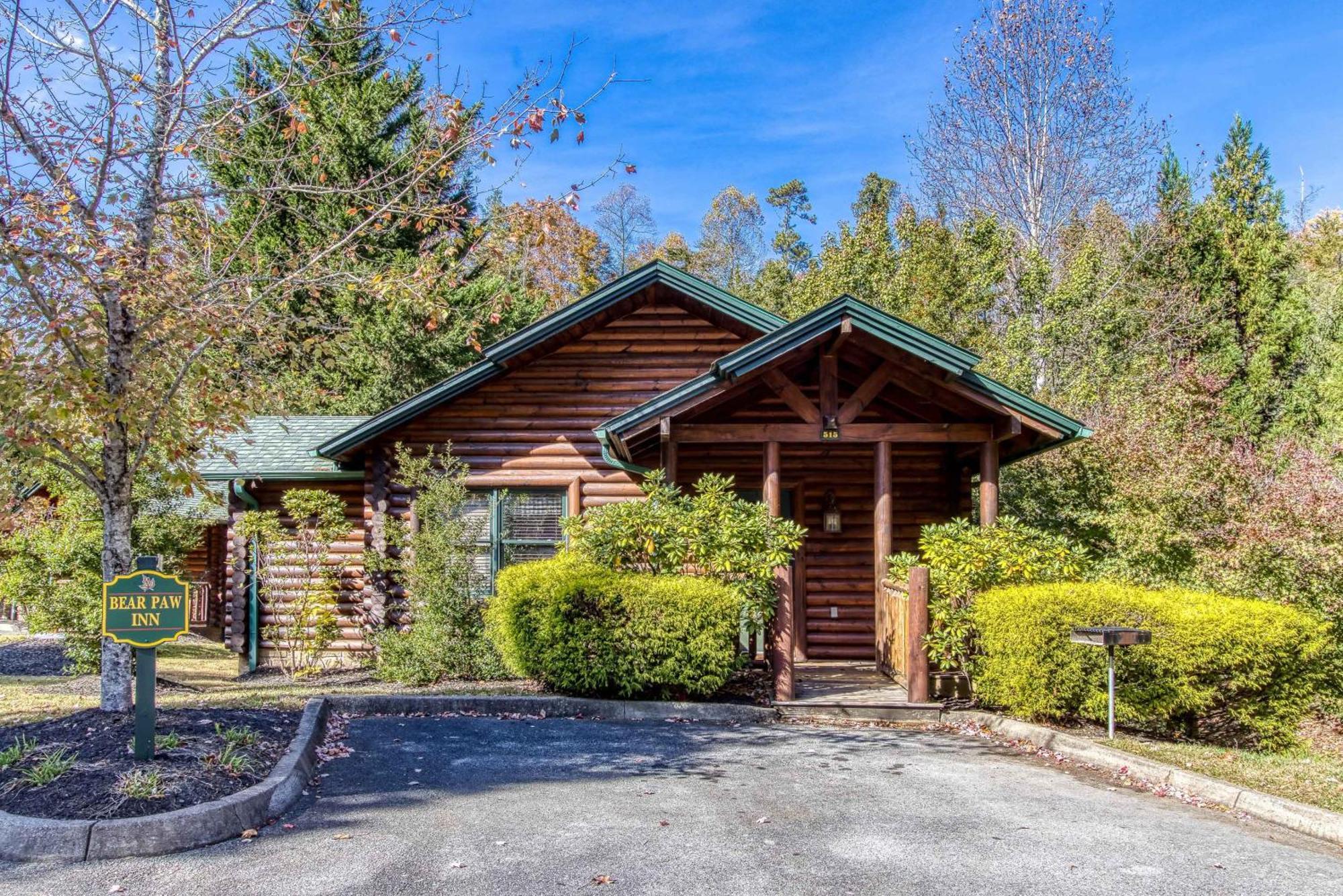Dog Friendly, Romantic Mtn Getaway Hot Tub Pool Holiday home *