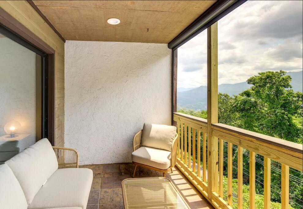 Lux Retro Getaway W/ Ober & Smoky Mtn Views! Gatlinburg