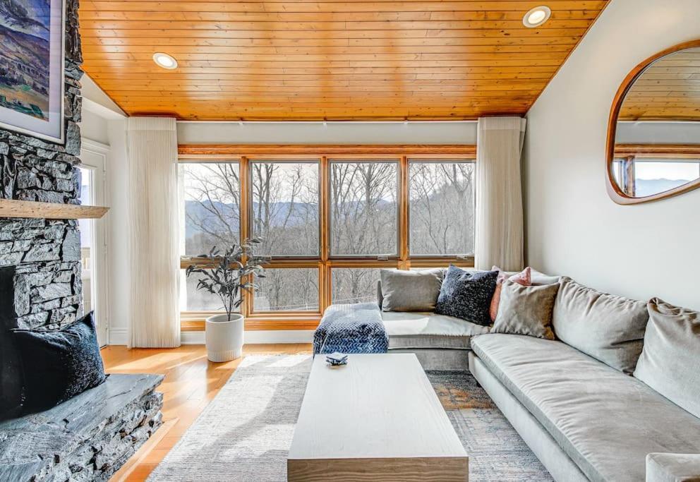 Lux Retro Getaway W/ Ober & Smoky Mtn Views! Holiday home