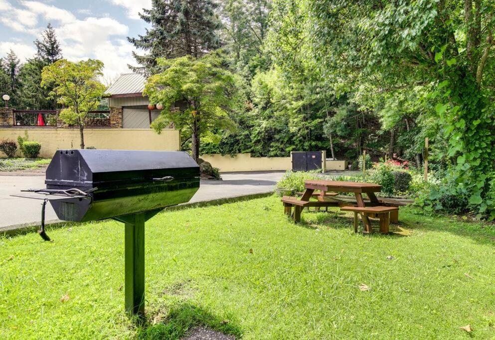 Lux Retro Getaway W/ Ober & Smoky Mtn Views! Holiday home *