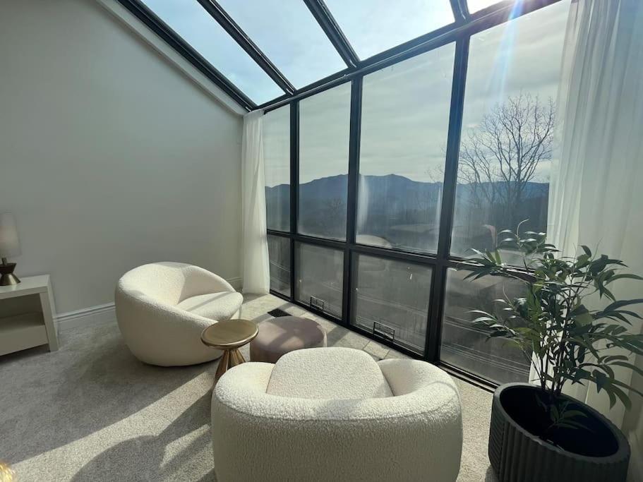 Lux Retro Getaway W/ Ober & Smoky Mtn Views! Holiday home