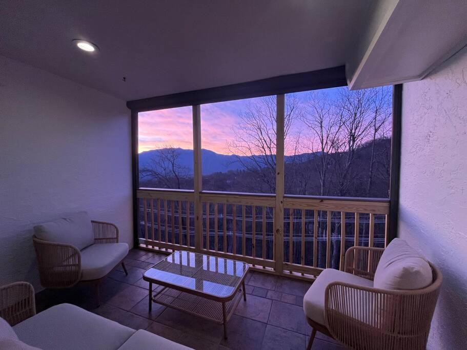 Lux Retro Getaway W/ Ober & Smoky Mtn Views! Holiday home *