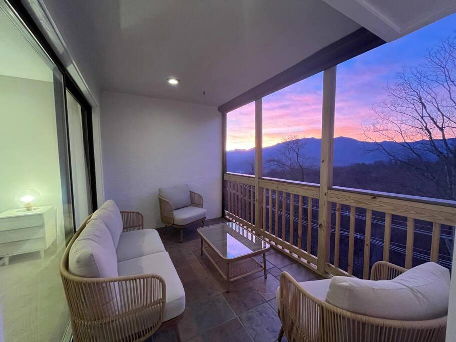 Holiday home Lux Retro Getaway W/ Ober & Smoky Mtn Views! Gatlinburg