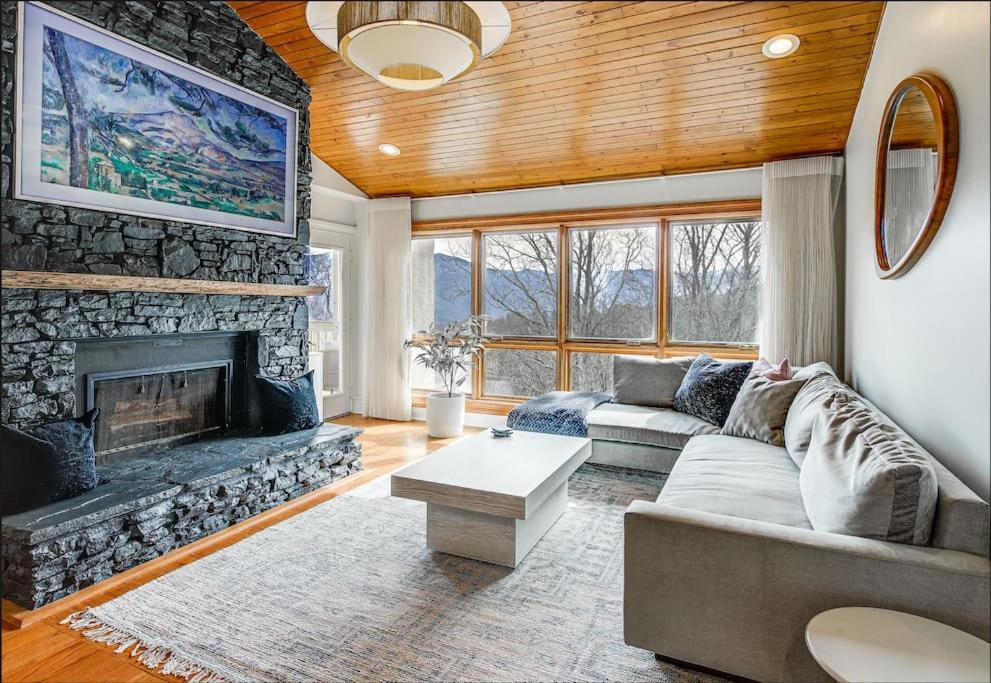 Lux Retro Getaway W/ Ober & Smoky Mtn Views! Holiday home Gatlinburg