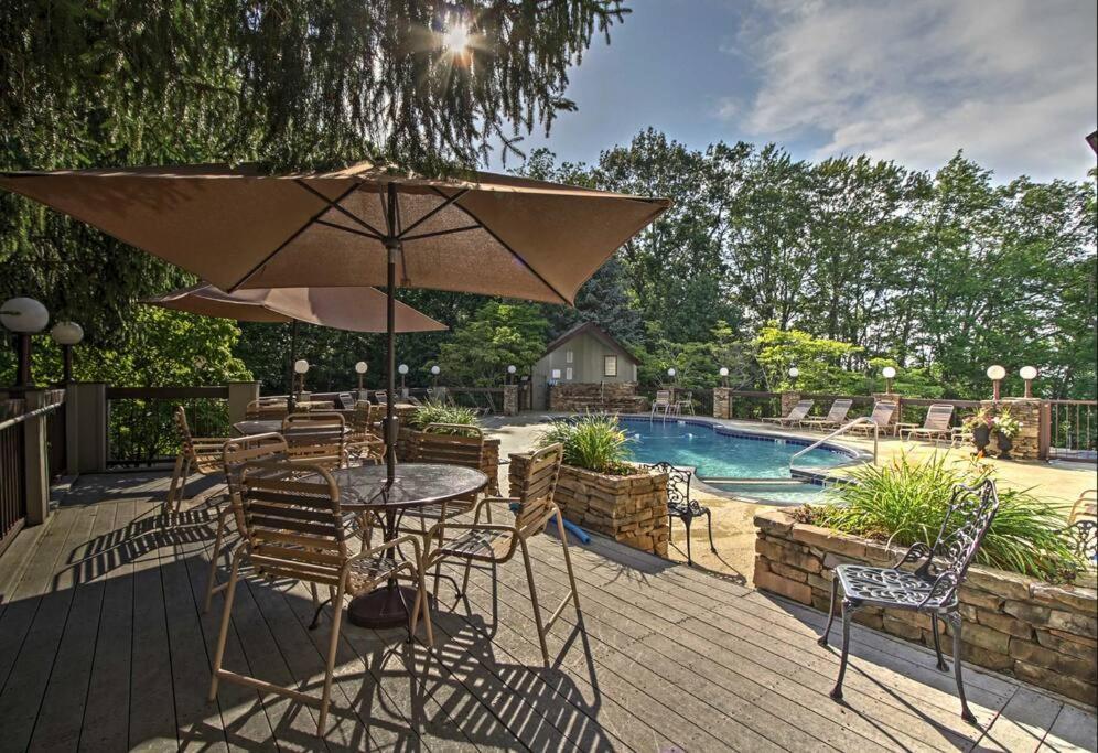 Holiday home Lux Retro Getaway W/ Ober & Smoky Mtn Views! Gatlinburg