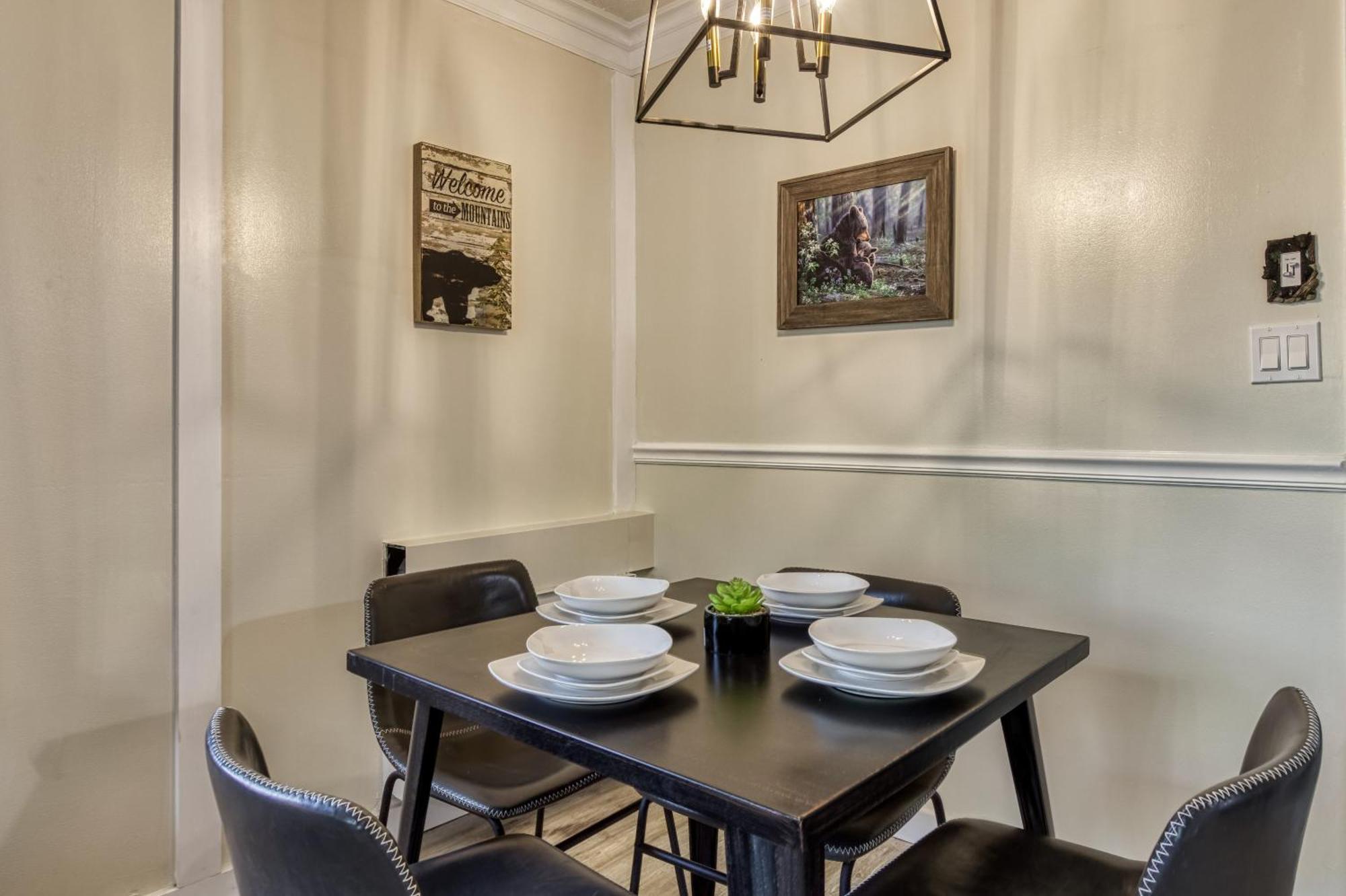 Holiday home Modern Style, 2 Bed Condo, Pool In Gatlinburg!
