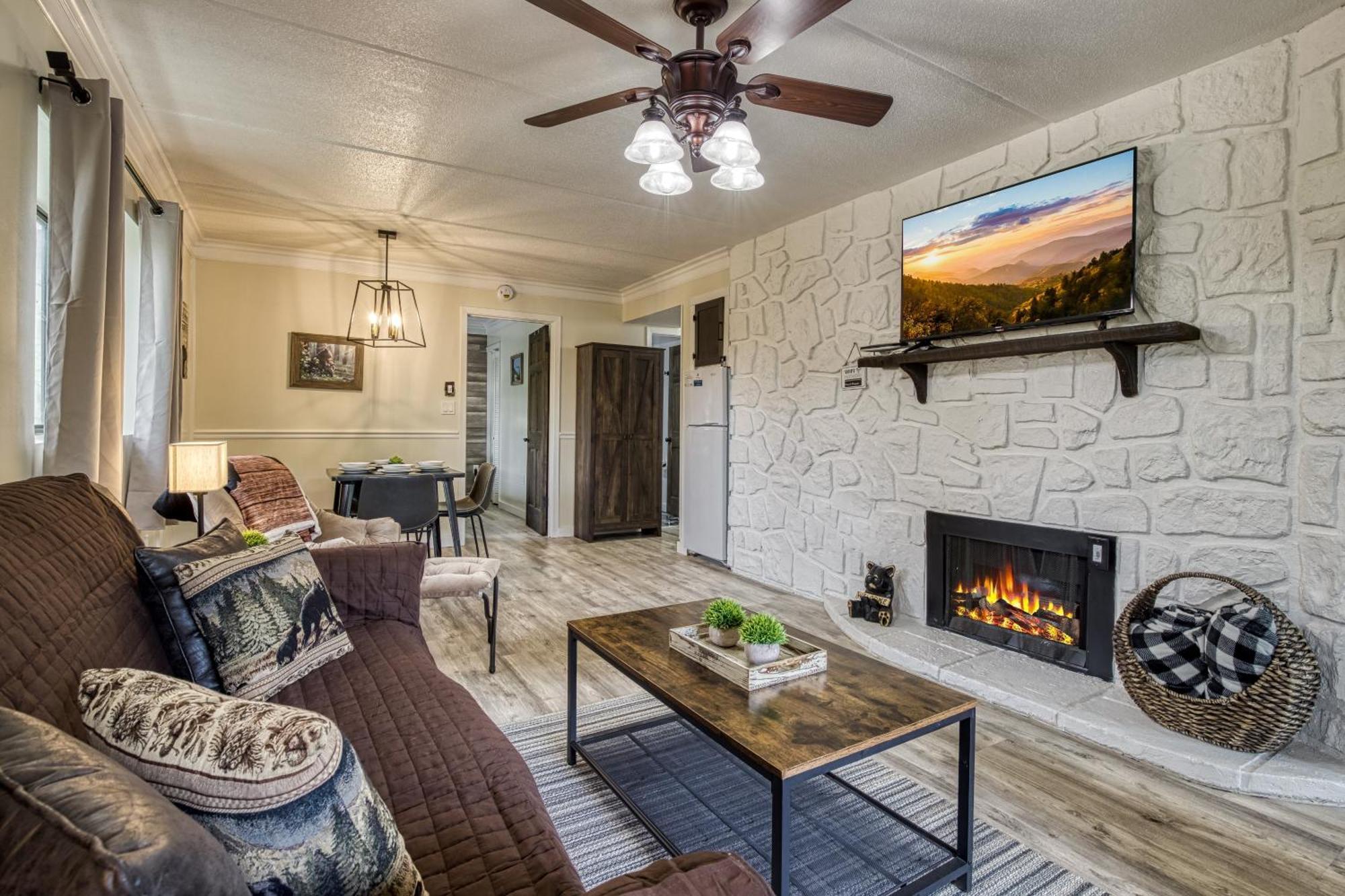 Holiday home Modern Style, 2 Bed Condo, Pool In Gatlinburg! Gatlinburg