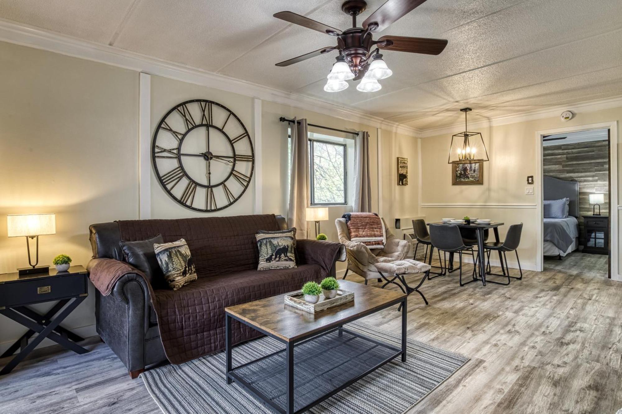 Holiday home Modern Style, 2 Bed Condo, Pool In Gatlinburg!