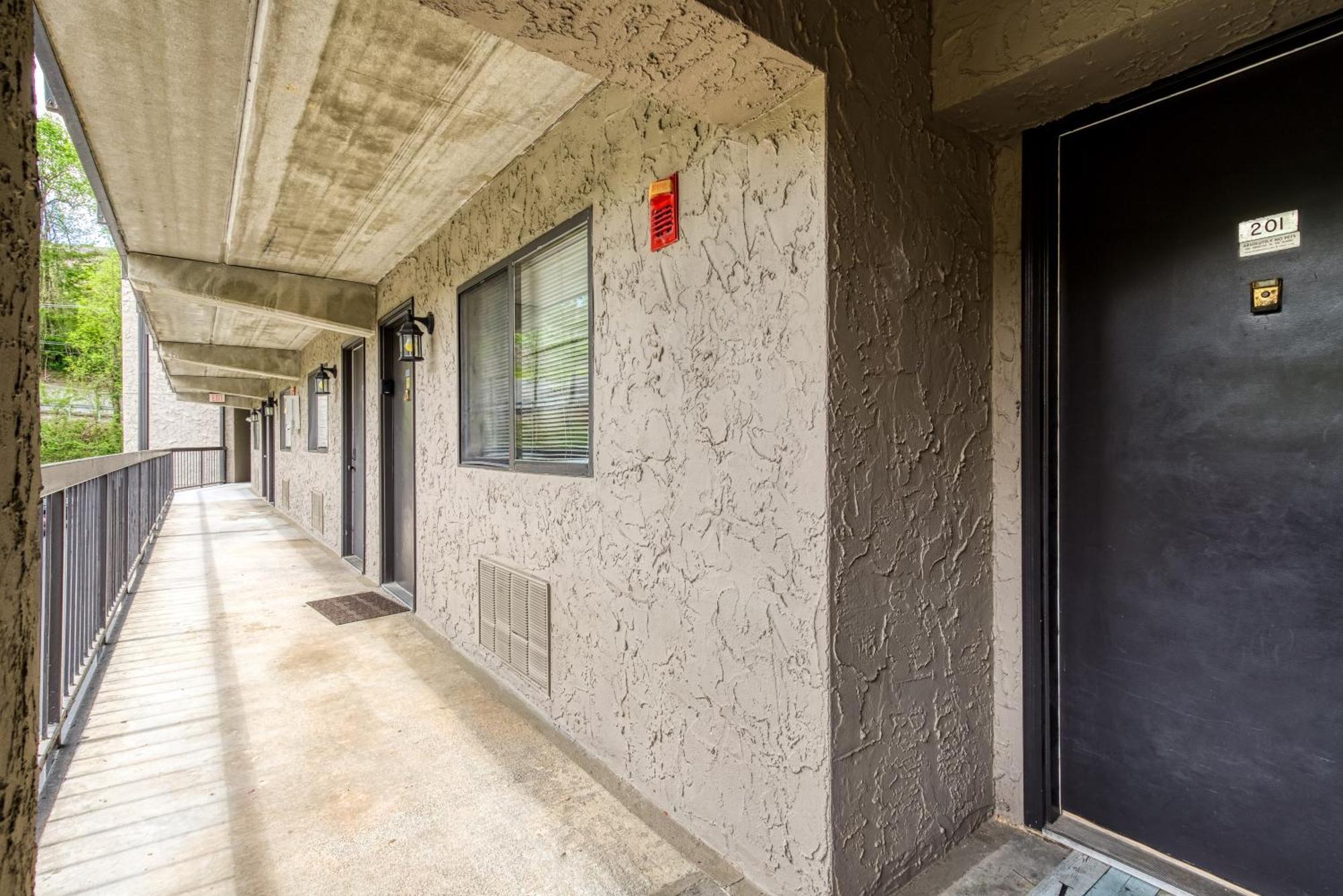 Holiday home Modern Style, 2 Bed Condo, Pool In Gatlinburg! *