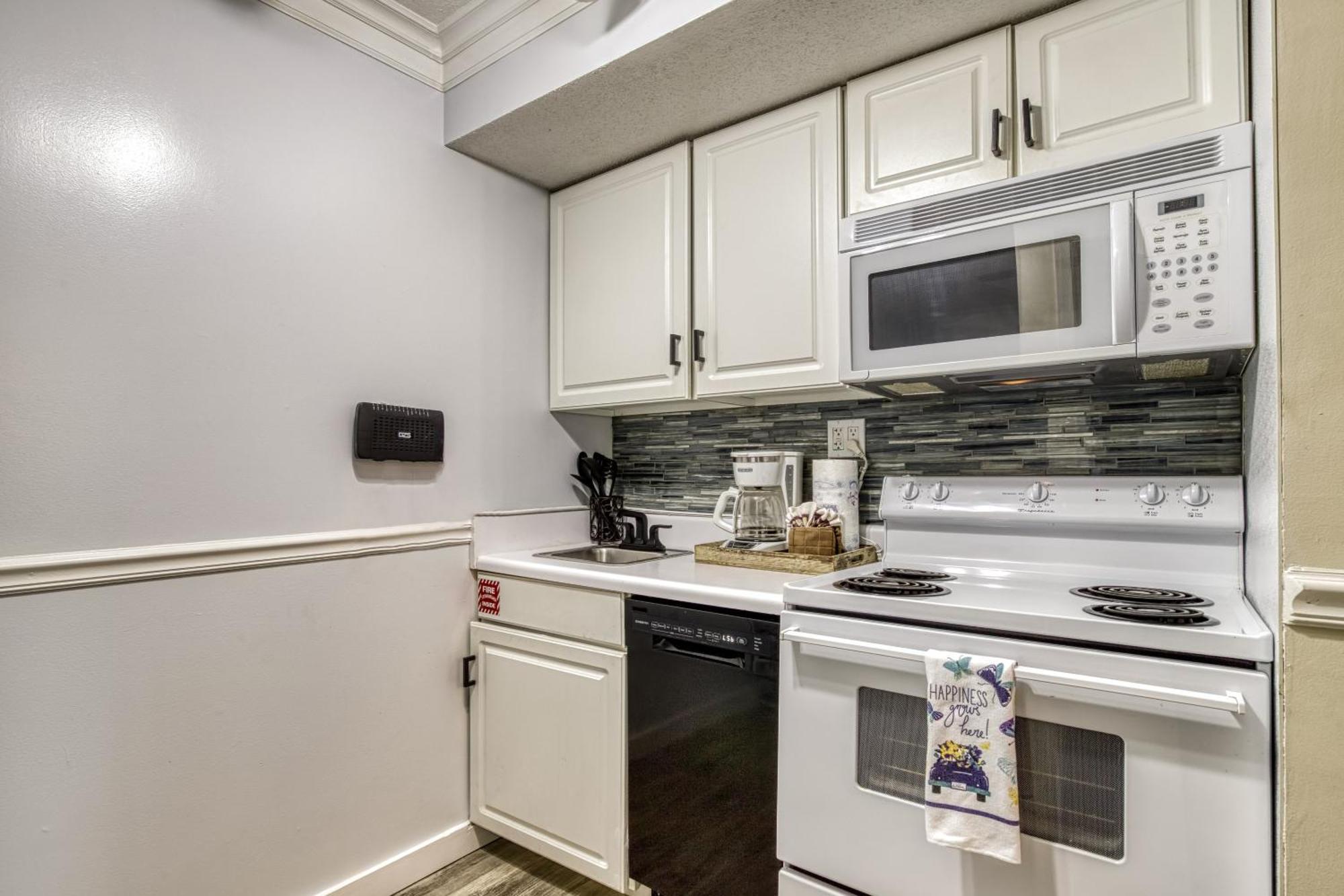 Modern Style, 2 Bed Condo, Pool In Gatlinburg! Gatlinburg