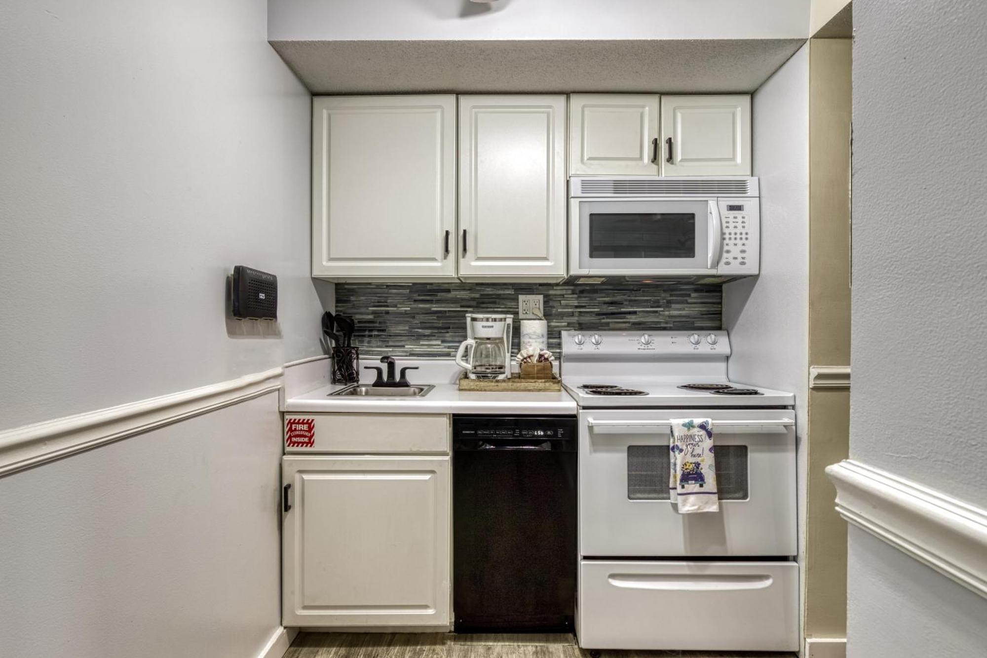 Holiday home Modern Style, 2 Bed Condo, Pool In Gatlinburg! *