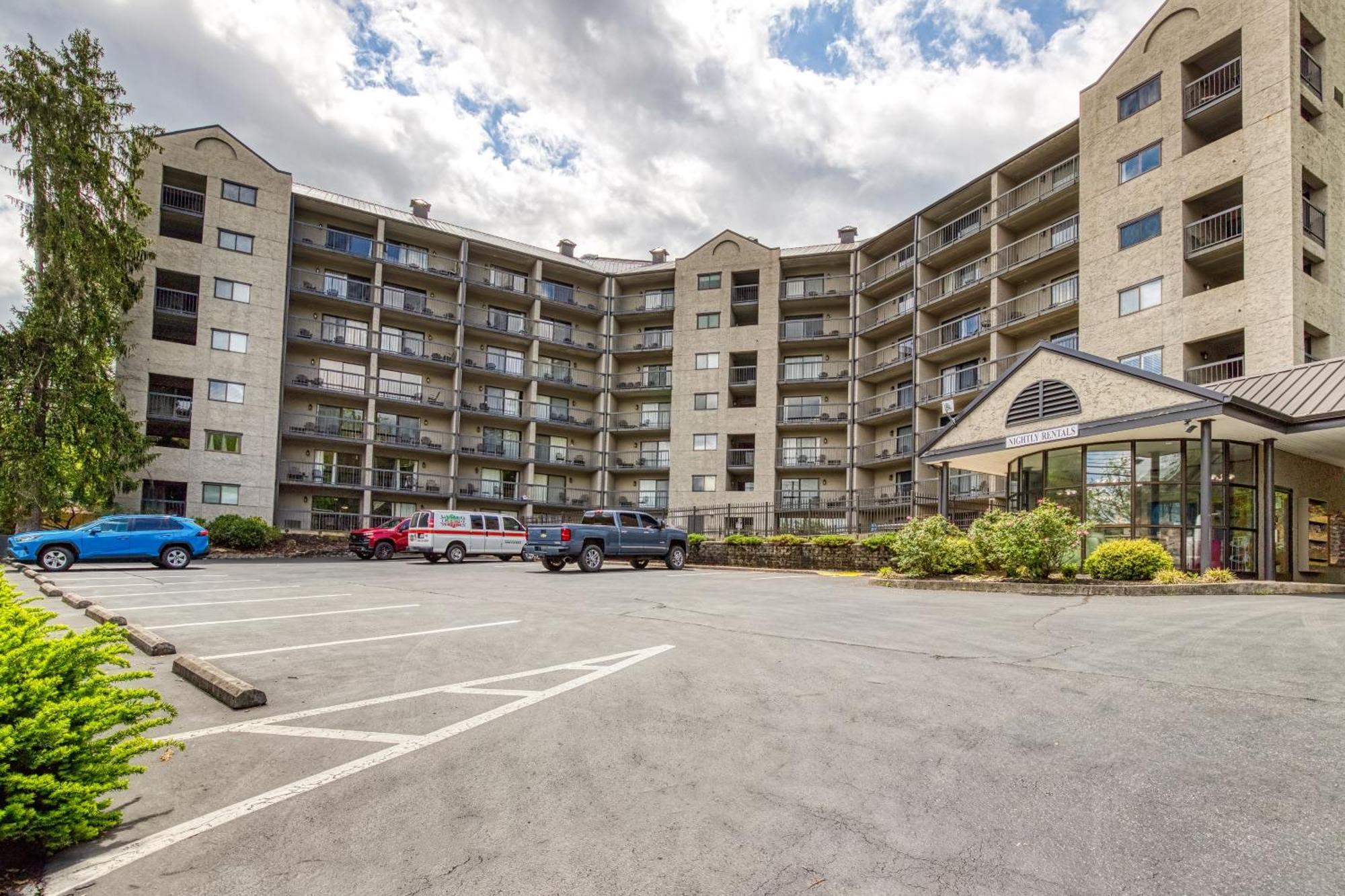 Modern Style, 2 Bed Condo, Pool In Gatlinburg!