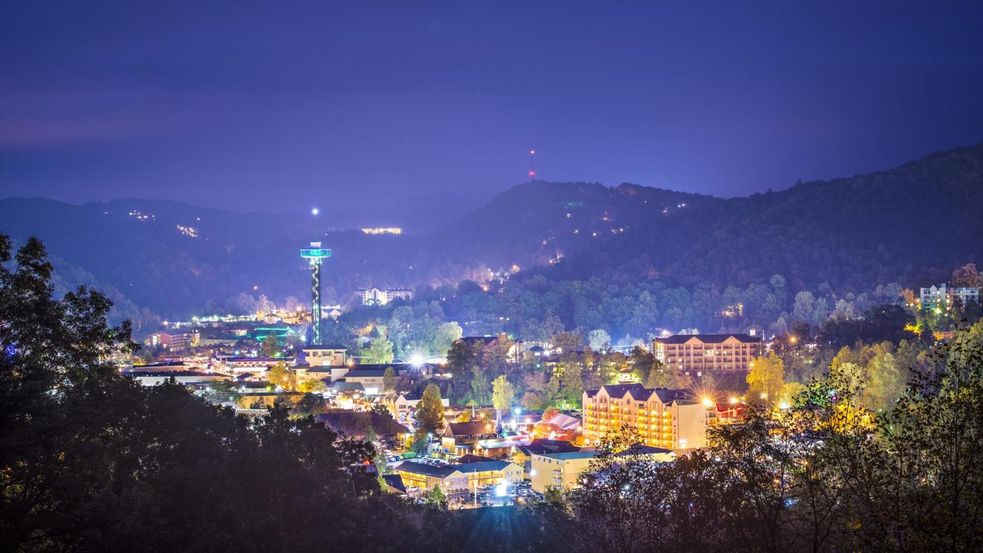 Moonshine Chalet, Hot Tub, Pool Access, Wifi, 1089 Free Tickets Each Paid Day, Dollywood And Gatlinburg