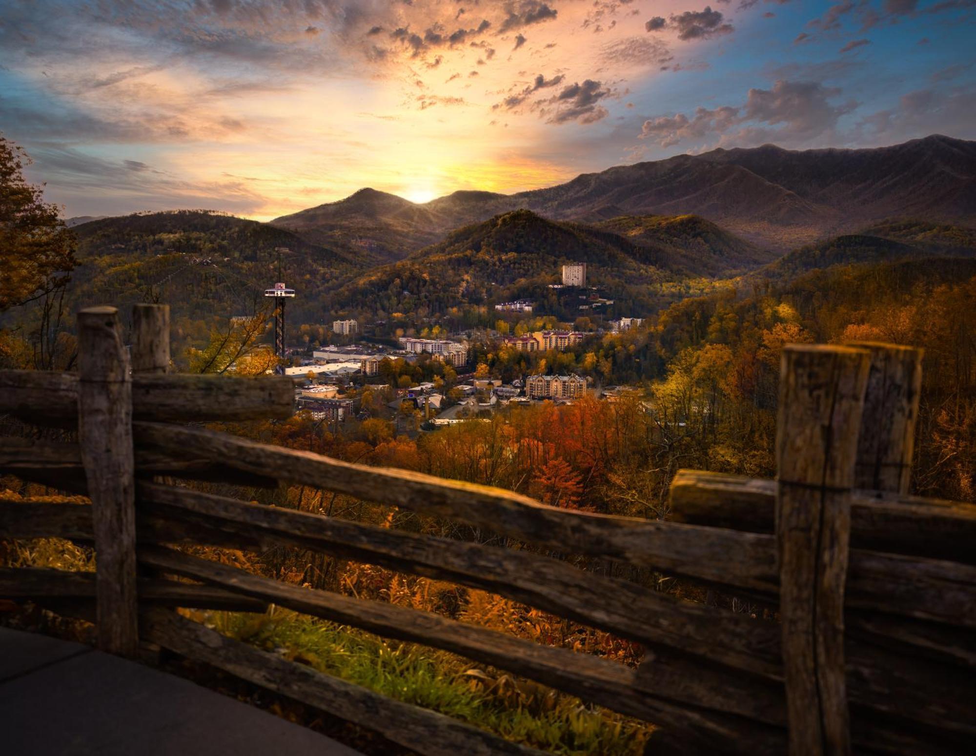 Moonshine Chalet, Hot Tub, Pool Access, Wifi, 1089 Free Tickets Each Paid Day, Dollywood And Holiday home