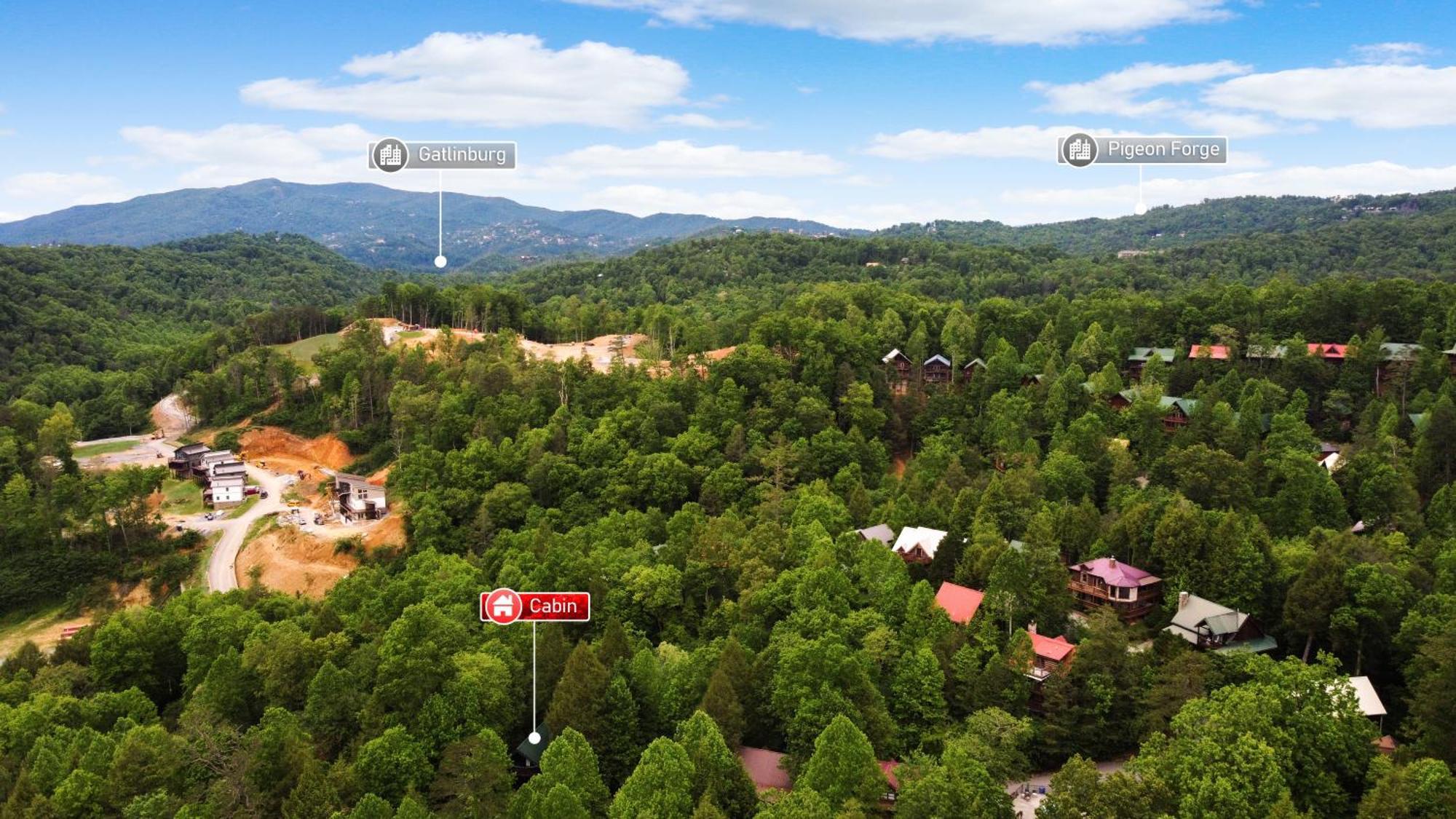 Cozy Cabin! Hot Tub, King Bed, Fireplace, & Pool Holiday home Gatlinburg