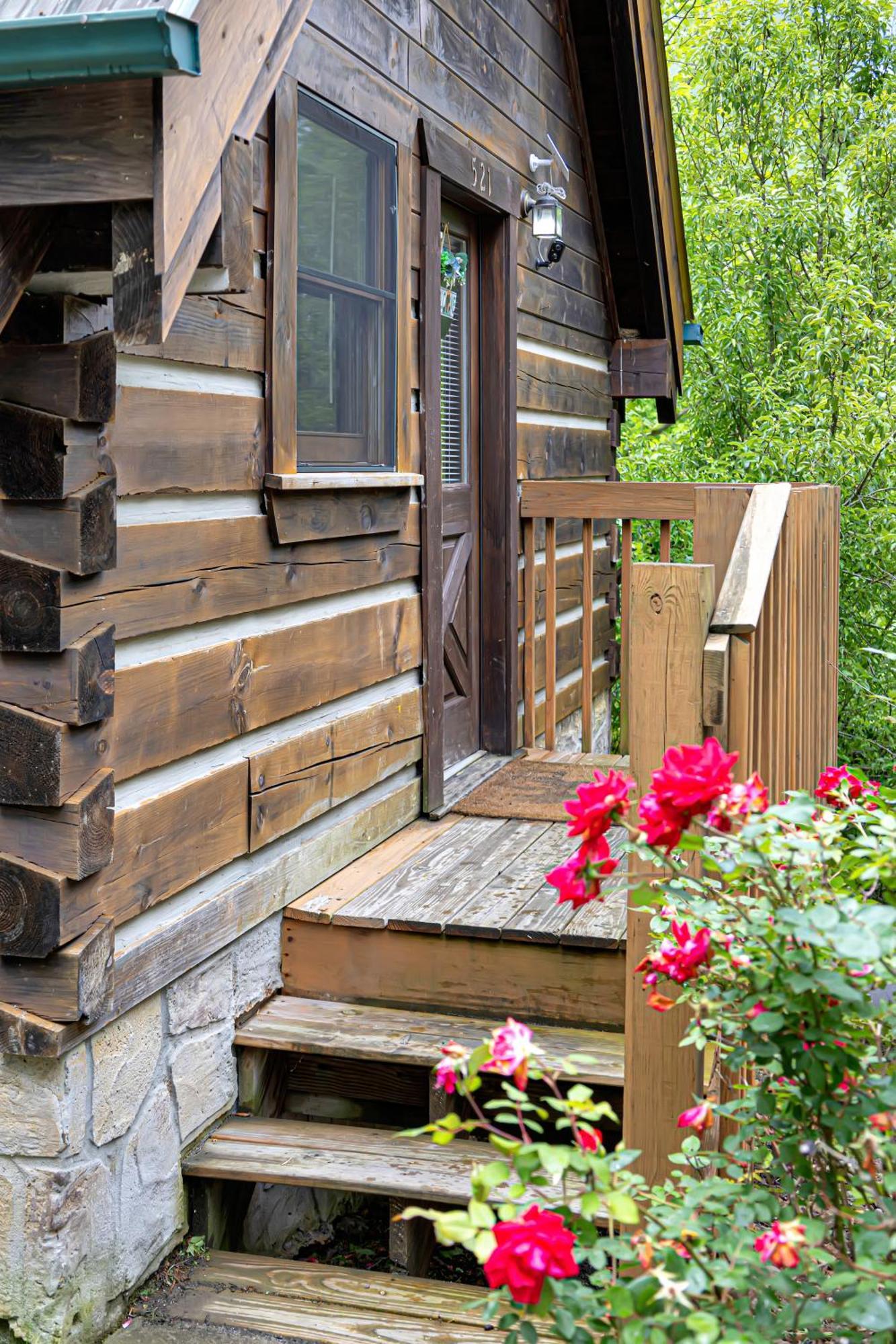 Holiday home Cozy Cabin! Hot Tub, King Bed, Fireplace, & Pool Gatlinburg