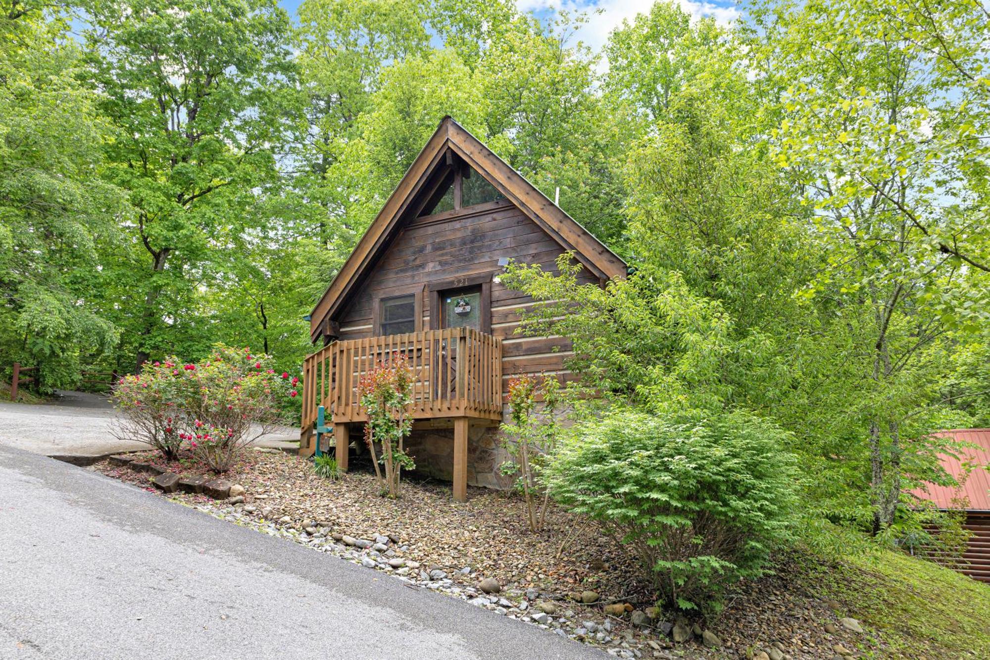 Holiday home Cozy Cabin! Hot Tub, King Bed, Fireplace, & Pool Gatlinburg