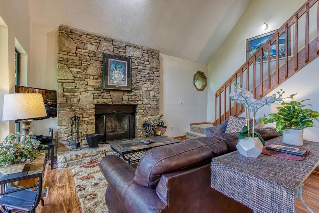 Serenity Heights, Amazing Views, Hot Tub Pool Access, 1089 Free Tickets Each Paid Day, Dollywood Chalet