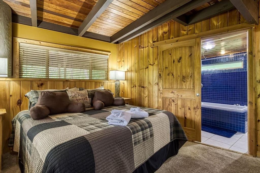 Views: Mountain With Expansive Decks Holiday home
