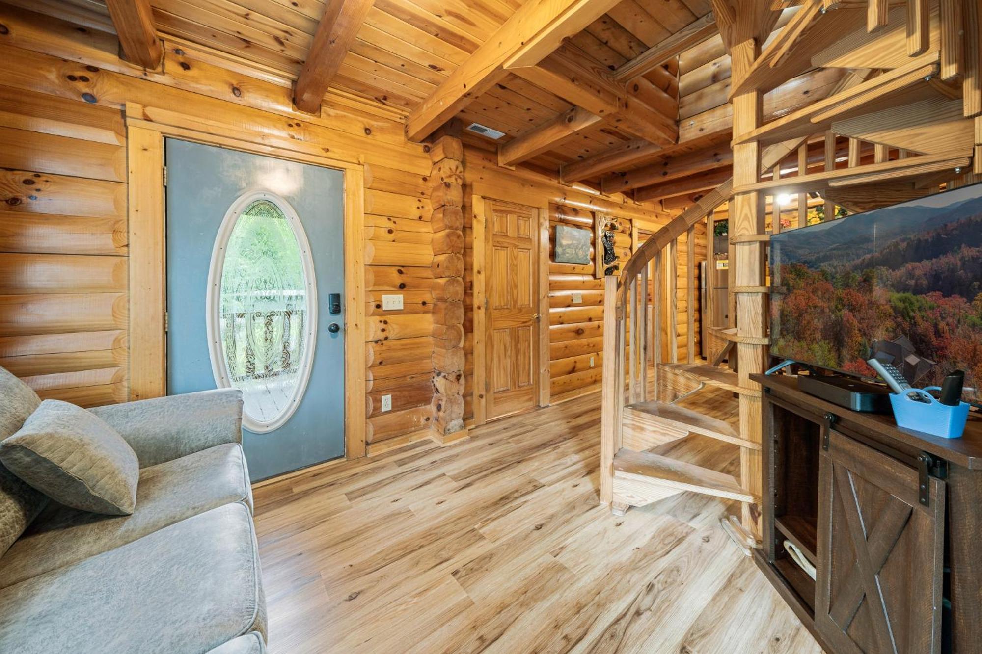 Parkway Treasure * Gatlinburg