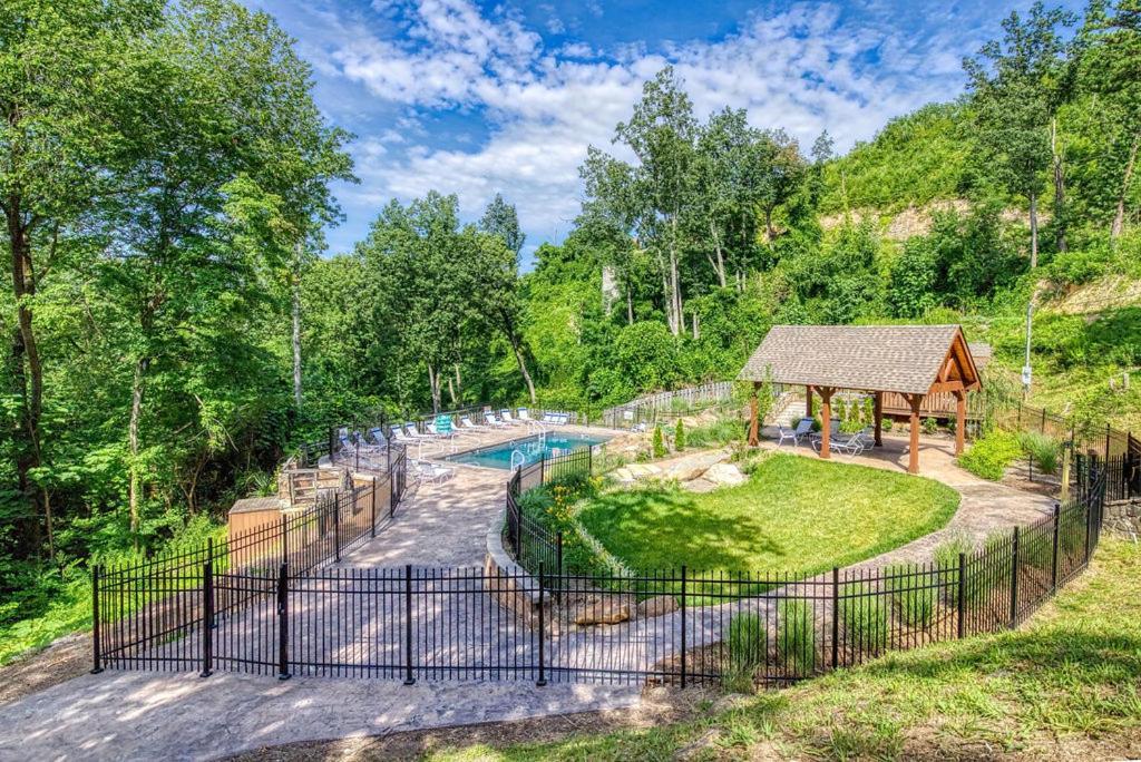 Mountain Escape, Pool, 1089 Free Tickets Each Paid Day, Dollywood And More, Mountain Views Holiday home Gatlinburg