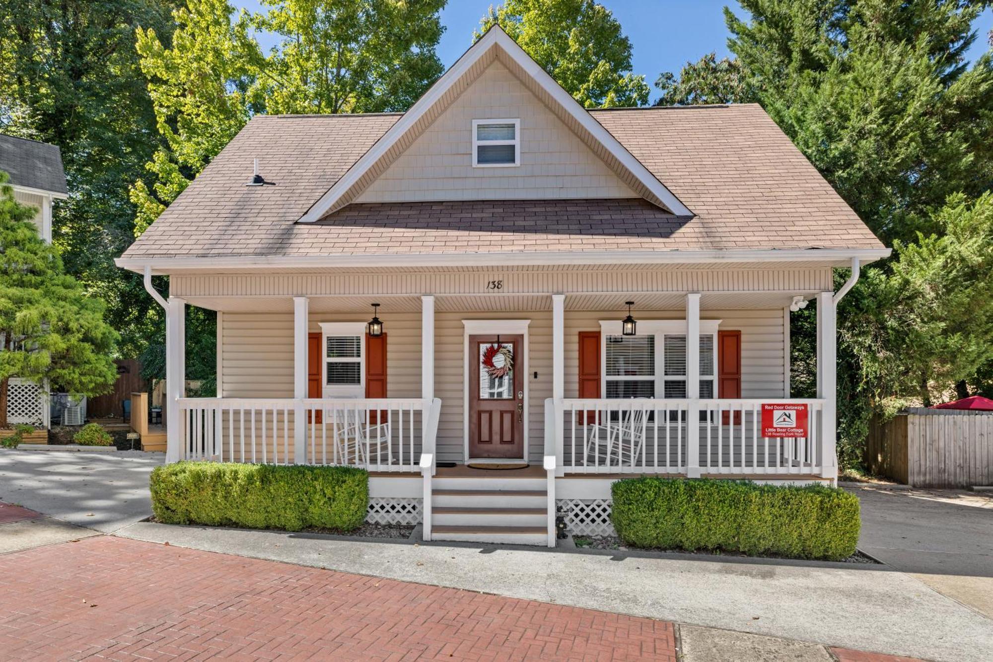 Little Bear Is Located Only A Half-mile Away From Downtown Gatlinburg! Holiday home