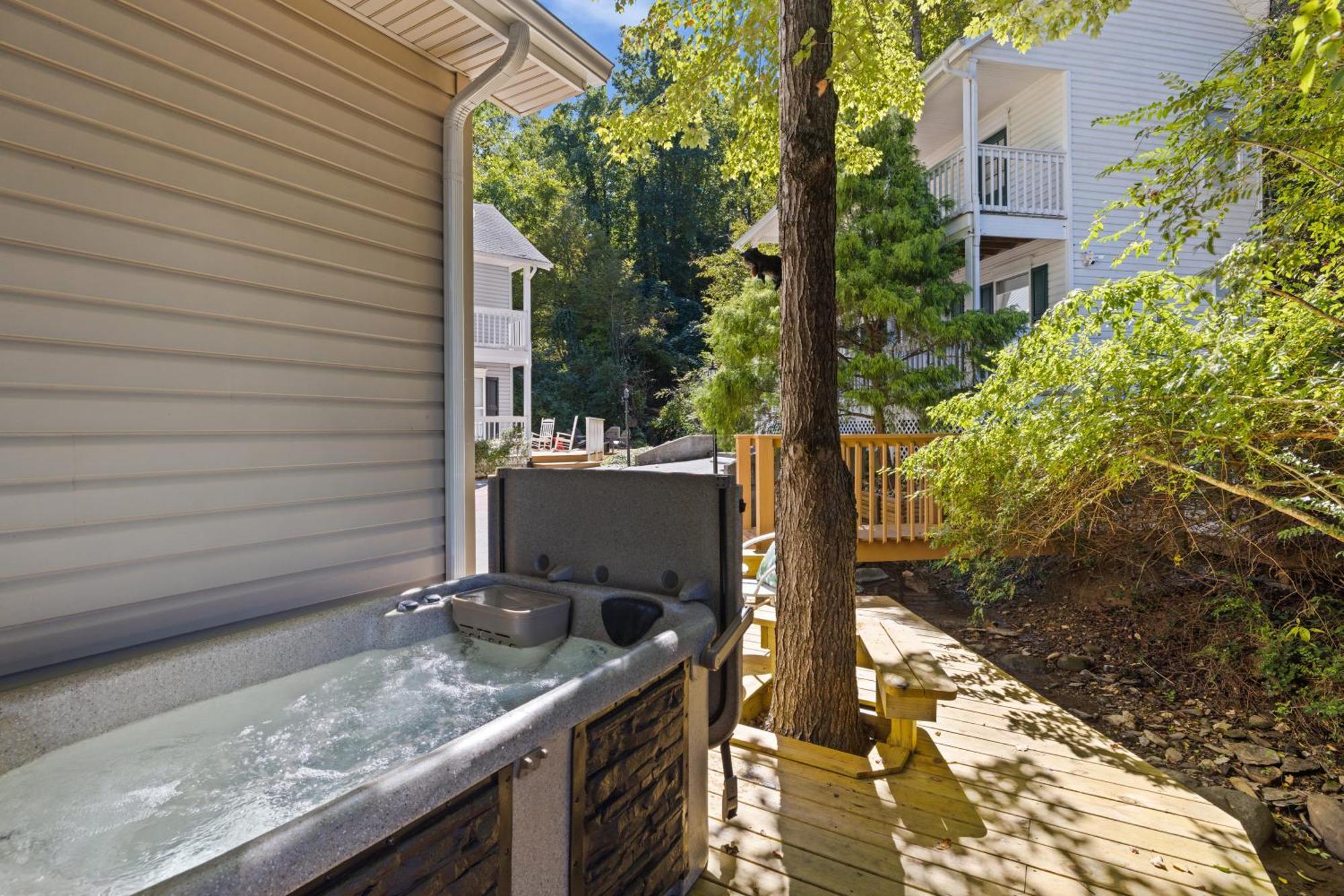 Little Bear Is Located Only A Half-mile Away From Downtown Gatlinburg! Holiday home