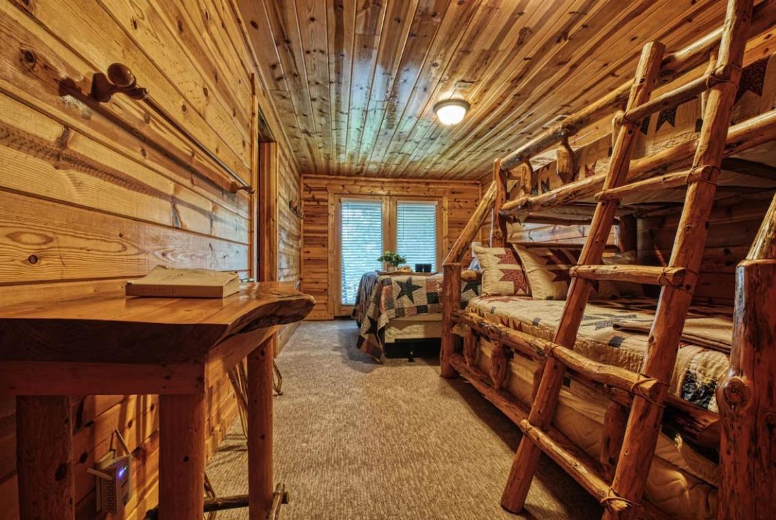 Holiday home The Woodshed -peaceful 3 Level Ideally Located With Pool Table, Hot Tub, Wi-fi Gatlinburg