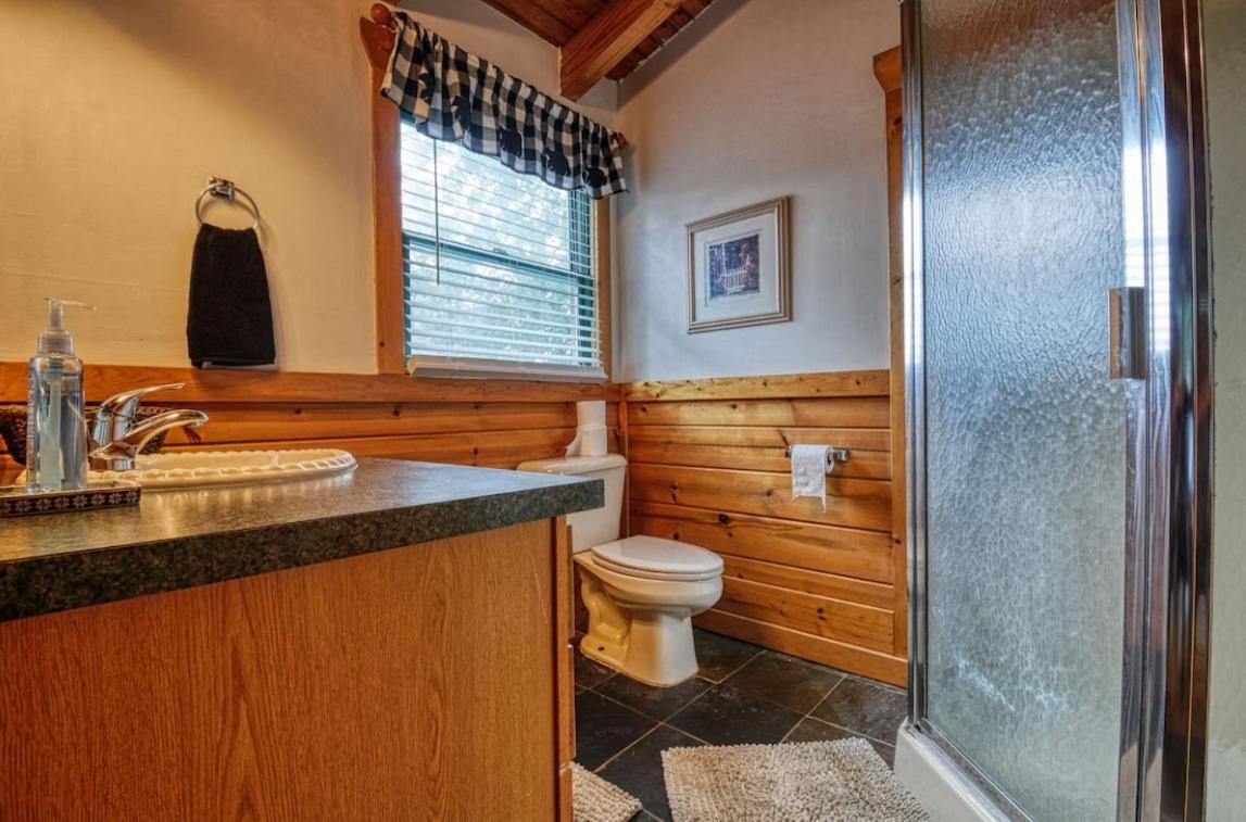The Woodshed -peaceful 3 Level Ideally Located With Pool Table, Hot Tub, Wi-fi Holiday home *