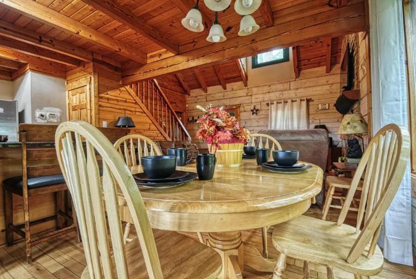 The Woodshed -peaceful 3 Level Ideally Located With Pool Table, Hot Tub, Wi-fi Holiday home Gatlinburg