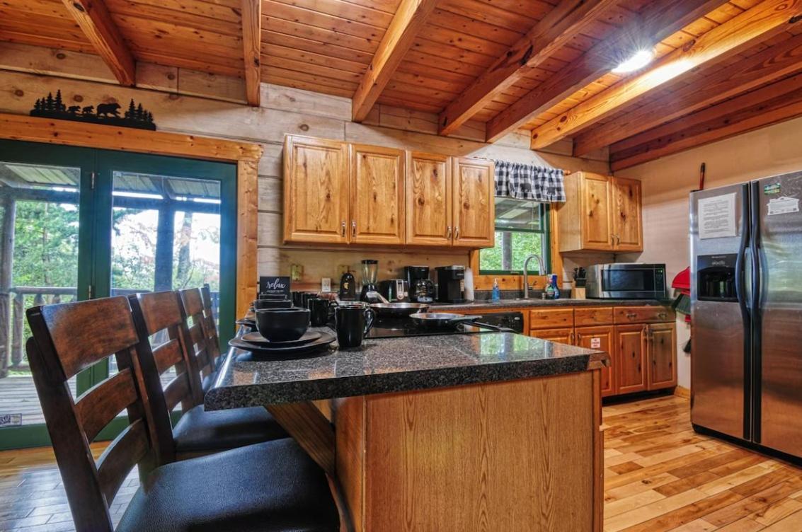 The Woodshed -peaceful 3 Level Ideally Located With Pool Table, Hot Tub, Wi-fi *