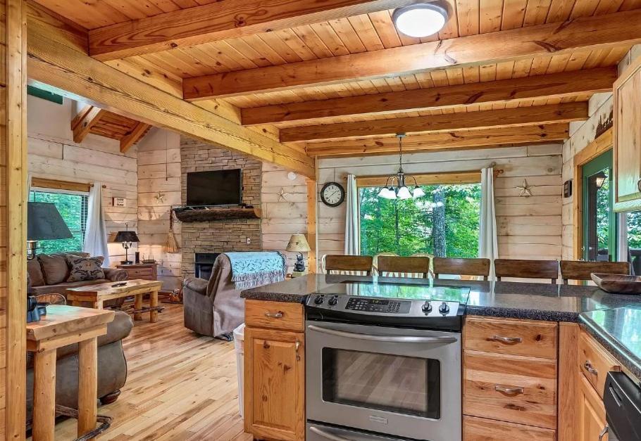 The Woodshed -peaceful 3 Level Ideally Located With Pool Table, Hot Tub, Wi-fi Gatlinburg