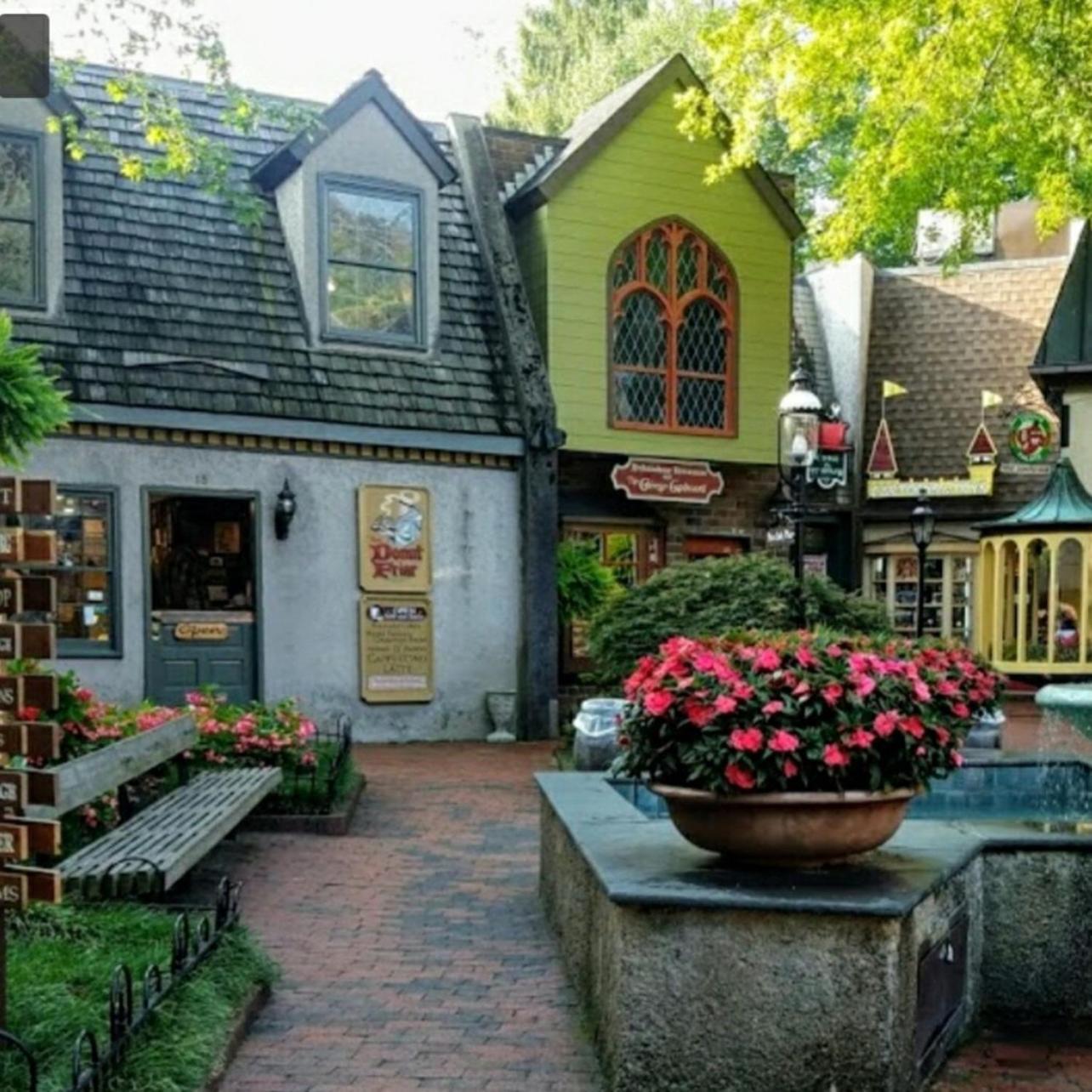 Holiday home Modern Style, 2 Bed Condo, Pool In Gatlinburg! Gatlinburg