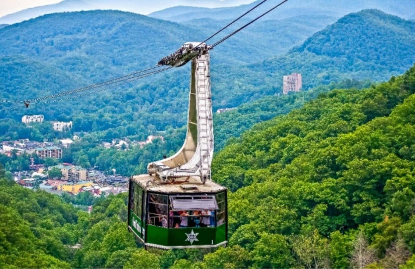 Holiday home Modern Style, 2 Bed Condo, Pool In Gatlinburg! *