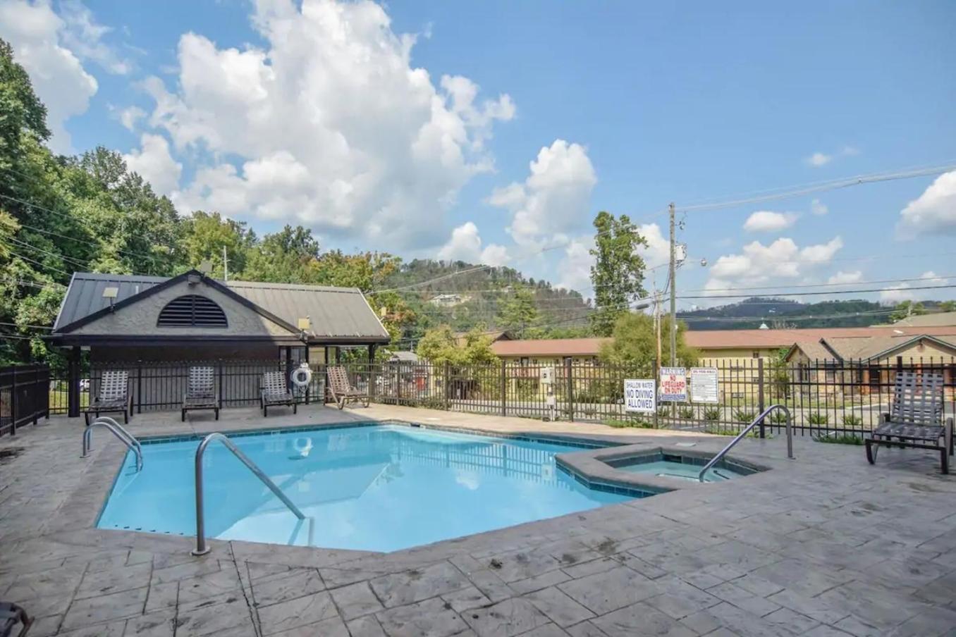 Modern Style, 2 Bed Condo, Pool In Gatlinburg! Holiday home *